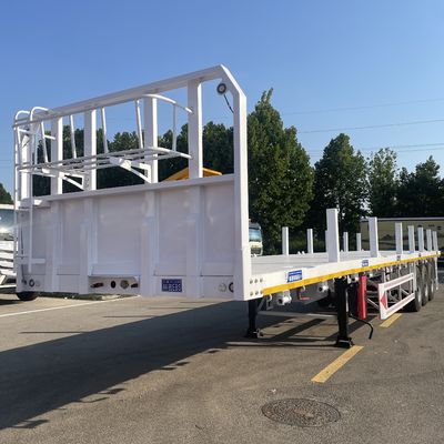 Semi-aanhangwagen met platte zijkolommen, ontworpen voor het vervoer van houten spoelen en staalcontainers