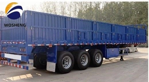Semi-trailer met platte trailers met een zijkantwand en een airbag