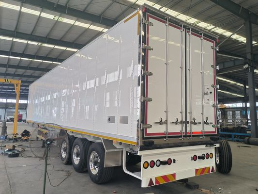 3 assen koelbus met een halve aanhangwagen