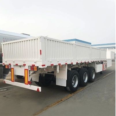 Semi-trailer voor vrachtwagens met verwijderbare zijkant en veelzijdig ontwerp