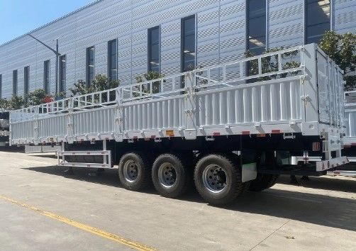 Semi-trailer voor het vervoer van 60-100 ton bouwmaterialen en op verzoek van de klant