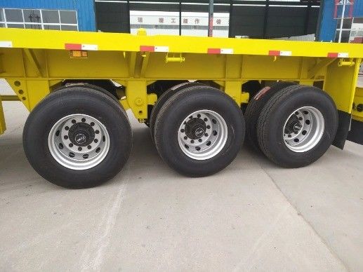 Transport van zware machines met staal 3 assen platte trailers en mechanische ophanging