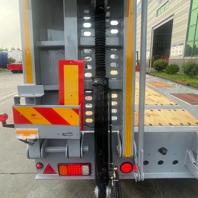 Zware halve aanhanger met een laag bed met een duurzame drieassige hydraulische ladderlader