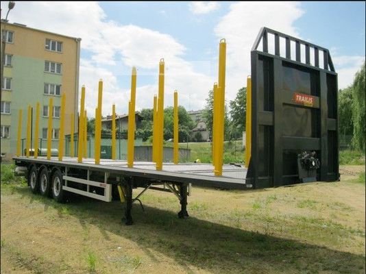 Transportplatform voor het transport van hout met drie assen