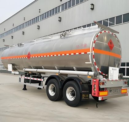 Q345B T700 Materiaal 3-assen brandstoftank Halve aanhangwagen met aanpasbare verf en onderkant