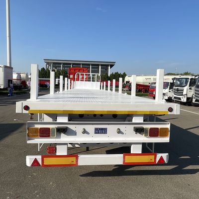 Semi-aanhangwagen met platte zijkolommen, ontworpen voor het vervoer van houten spoelen en staalcontainers
