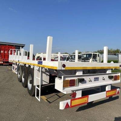 Semi-aanhangwagen met platte zijkolommen, ontworpen voor het vervoer van houten spoelen en staalcontainers