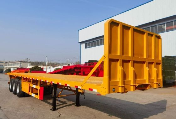 Semi-aanhangwagen met platte zijkolommen, ontworpen voor het vervoer van houten spoelen en staalcontainers